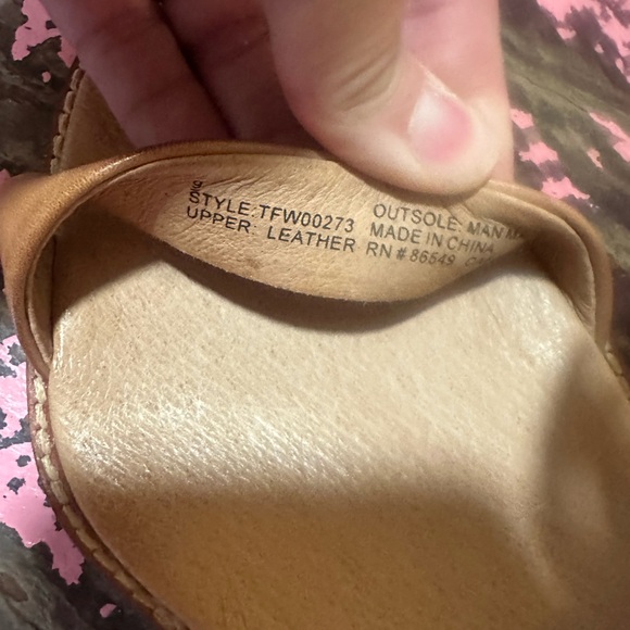 TOMMY BAHAMA Gold leaf leather wedge sandal sz 9 - Picture 11 of 11